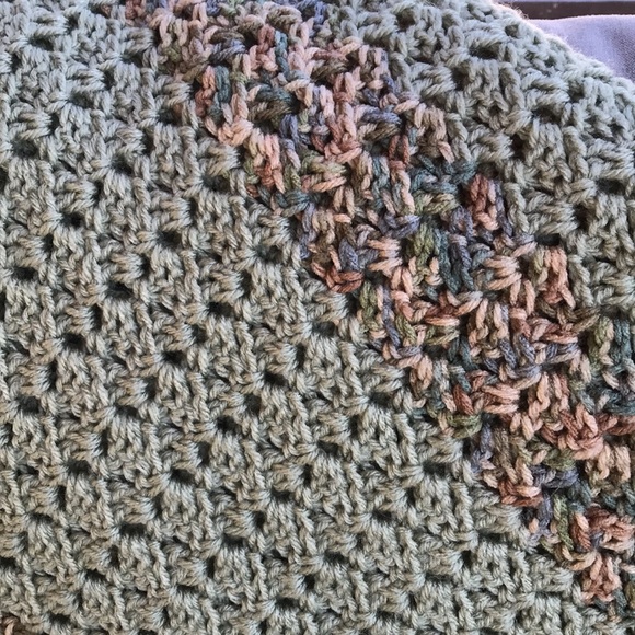 Gorgeous Vintage throw approx 66 x 46 inches green with pattern; versatile - Picture 2 of 7